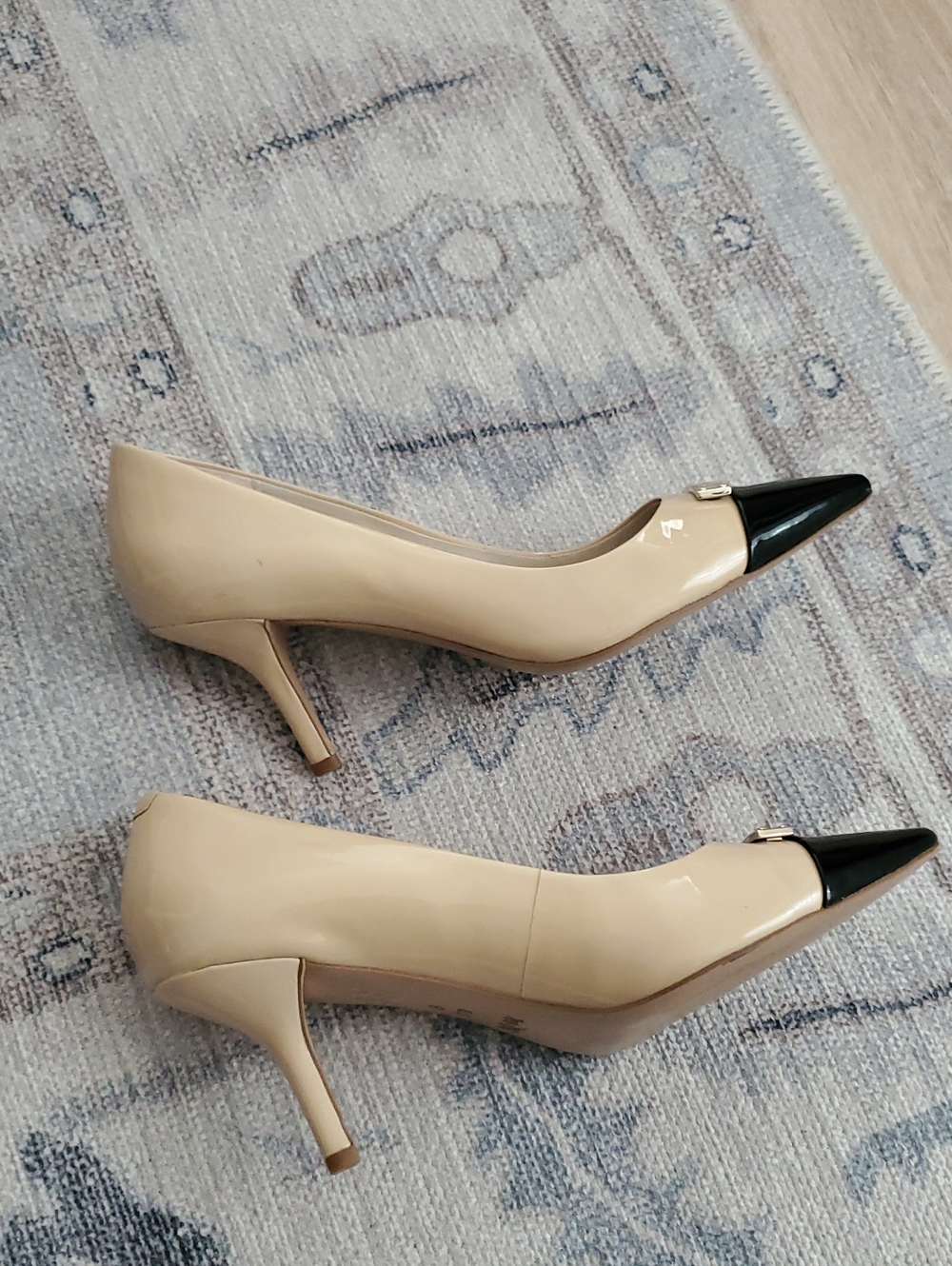 Coach Zan Patent Leather Tan Black Pointy Toe Heels Pumps Sz8.5 - Picture 14 of 14